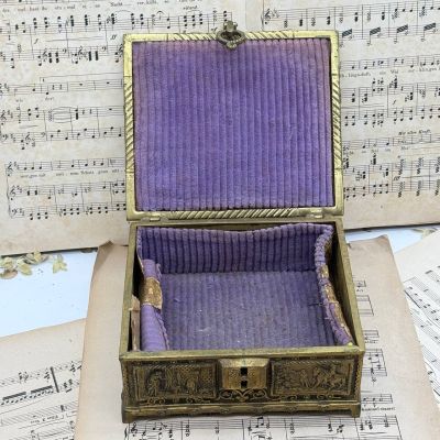 Шкатулка для украшений с рельефным изображением латунь Франция