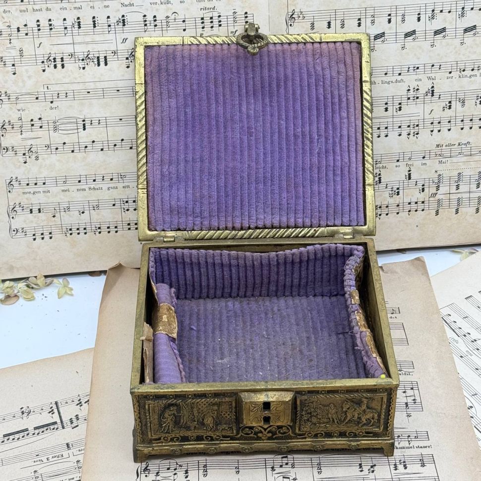 Шкатулка для украшений с рельефным изображением латунь Франция