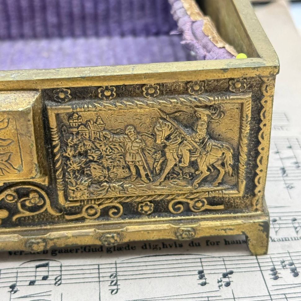 Шкатулка для украшений с рельефным изображением латунь Франция