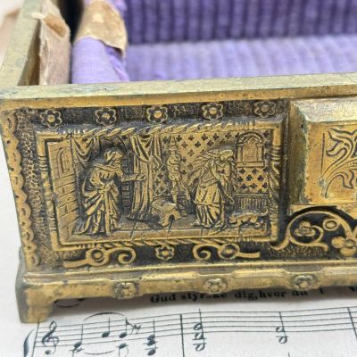 Шкатулка для украшений с рельефным изображением латунь Франция