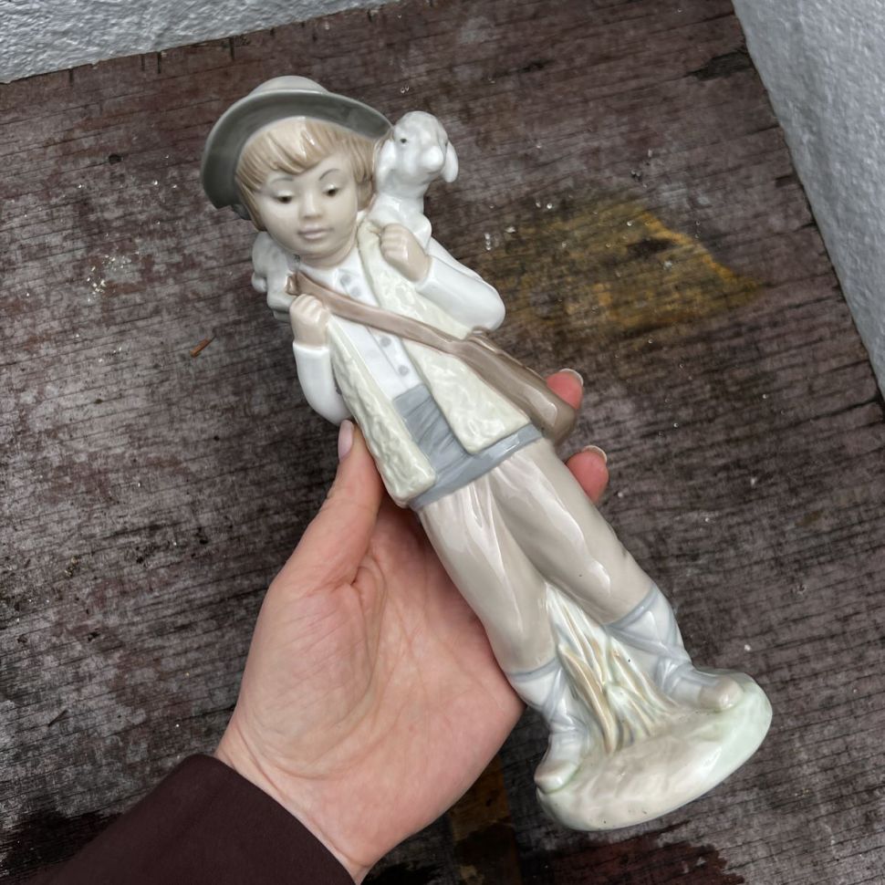 Статуэтка Мальчик с овечкой 23 см Zaphir by Lladro уценка