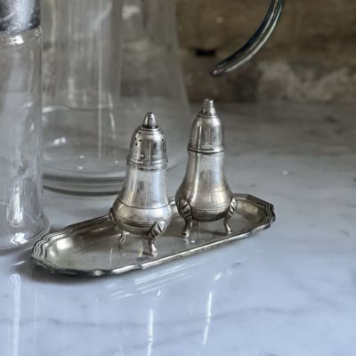 Солонка и перечница на подносе 20 см набор