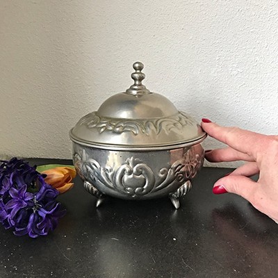 Сахарница бисквитница на ножках и с крышкой