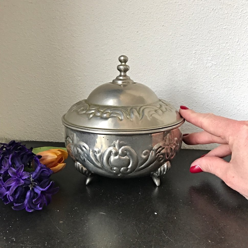 Сахарница бисквитница на ножках и с крышкой