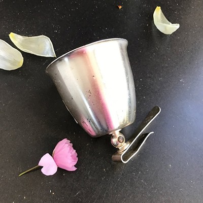 Стакан на подвижном зажиме для тарелки