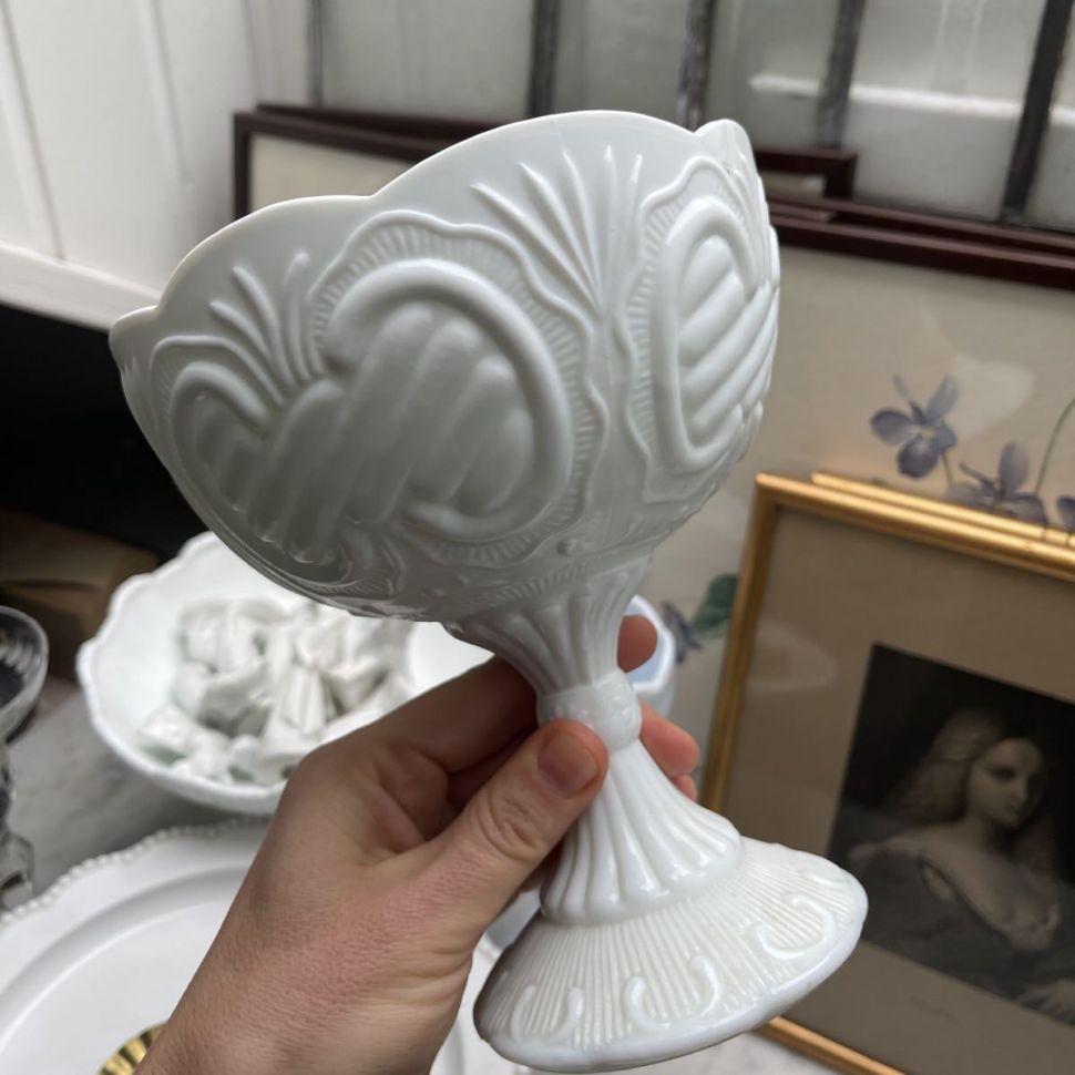 Сухарница на ножке 17 см Milk Glass
