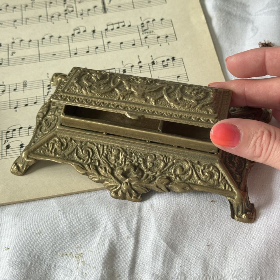 Шкатулка в стиле рококо 15 см латунь