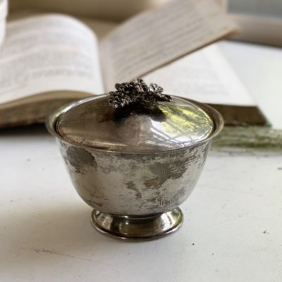 Сахарница икорница с крышкой 10 см Виноград мельхиор