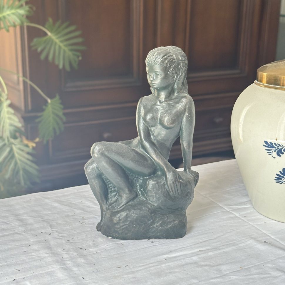 Статуэтка Девушка на камне 20 см гипс